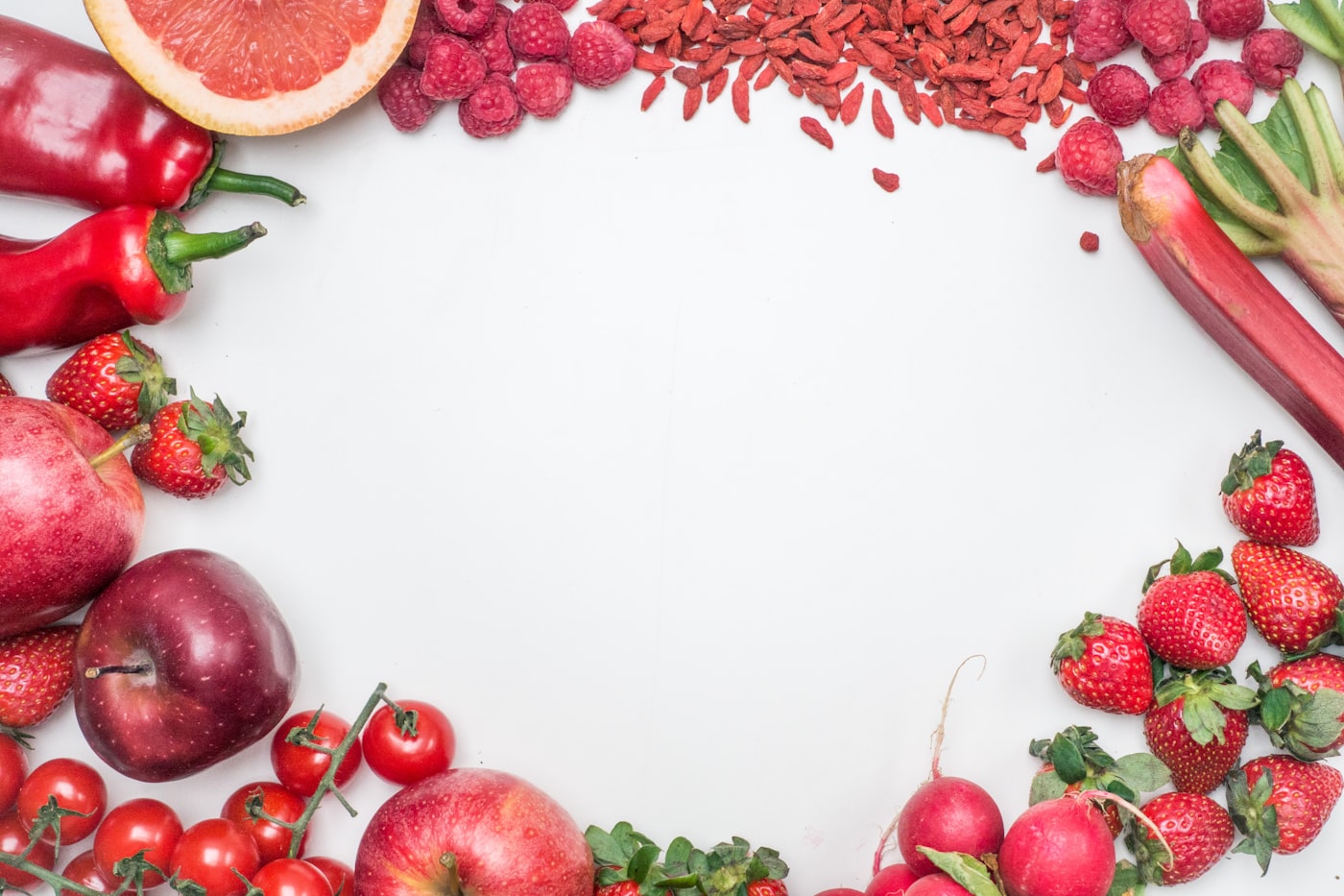 Fresas frescas sobre papel kraft